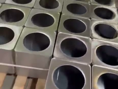 Latas quadradas de folha-de-flandres empilhadas em palete na fábrica
